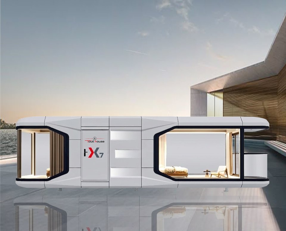 Capsule spatiale X7 posée sur une terrasse au bord de l’eau